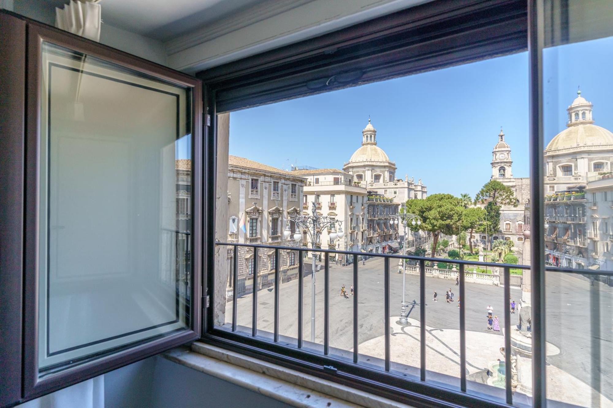 La Finestra Sul Duomo Bed & Breakfast Catania Exterior photo